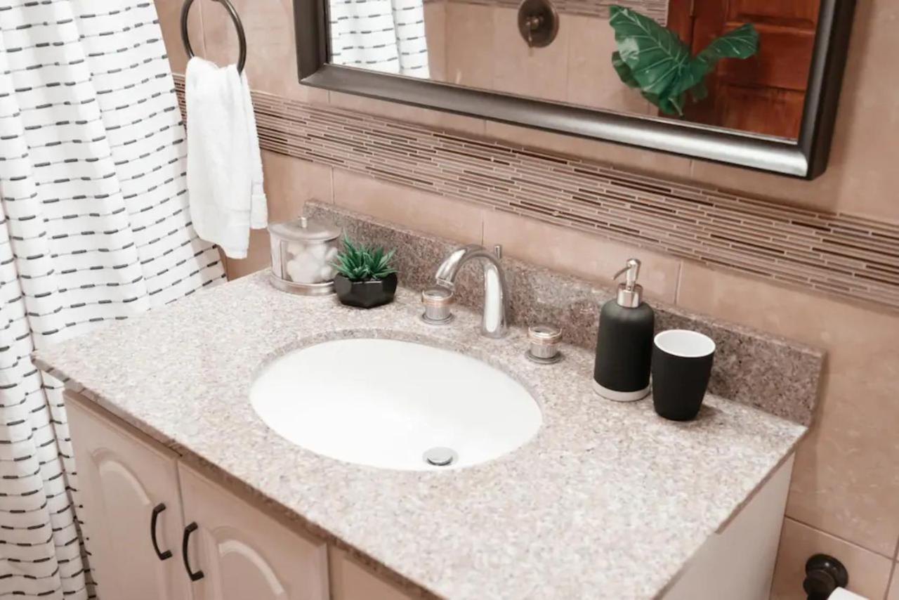 2Br Airy & Tidy Apt With Free Covered Parking - Central Modern Chicago Zewnętrze zdjęcie