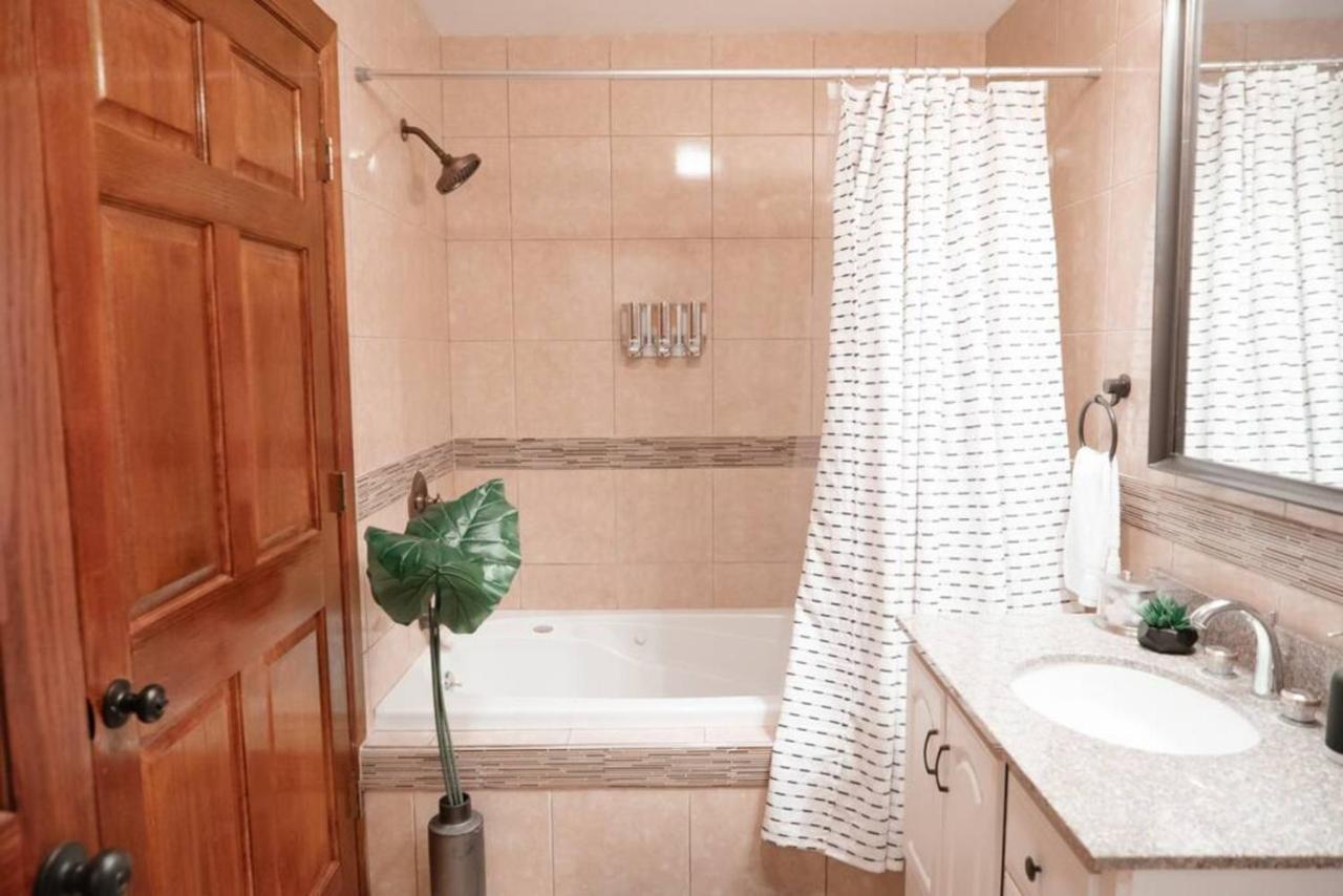 2Br Airy & Tidy Apt With Free Covered Parking - Central Modern Chicago Zewnętrze zdjęcie
